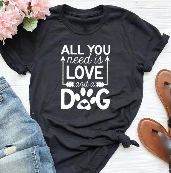 „All You Need Is Love And A Dog“ T-Shirt – Hundemama Geschenk