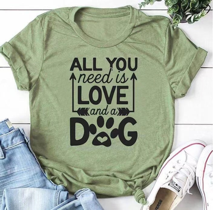 „All You Need Is Love And A Dog“ T-Shirt – Hundemama Geschenk